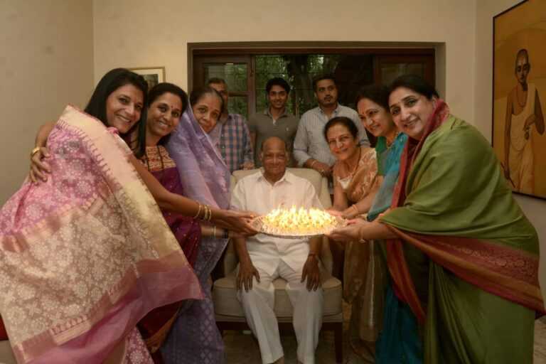 शरद पवारांचे घरच्यांनी औक्षण करून दिल्या शुभेछ्या (पहा व्हिडीओ)