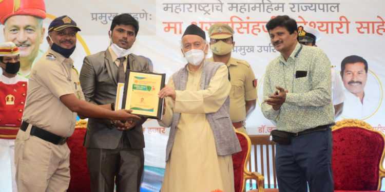 राज्यपालांनी केला प्लाझ्मा, रक्तदात्यांसह, पोलिस, अग्निशमन कर्मचाऱ्यांचा सत्कार