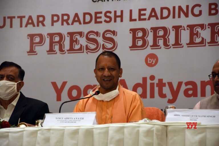 बॉलिवूड कुणीही घेऊन जायला ही काय पर्स आहे का? : योगी आदित्यनाथ