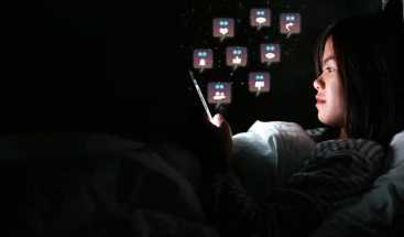 स्मार्टफोनमुळे 80 टक्के भारतीय वेळेत झोपत नाहीत : ‘गोदरेज इंटिरिओ’चा अहवाल