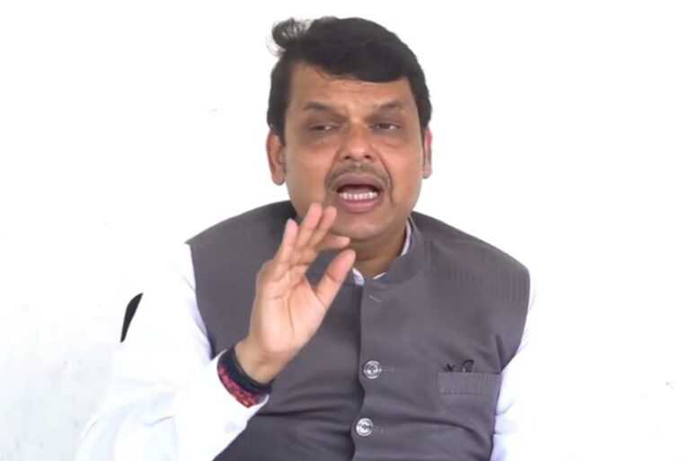 ही तर स्टंटबाजी ! धंगेकरांनी आचारसंहितेचा भंग केल्याचा फडणवीसांचा आरोप