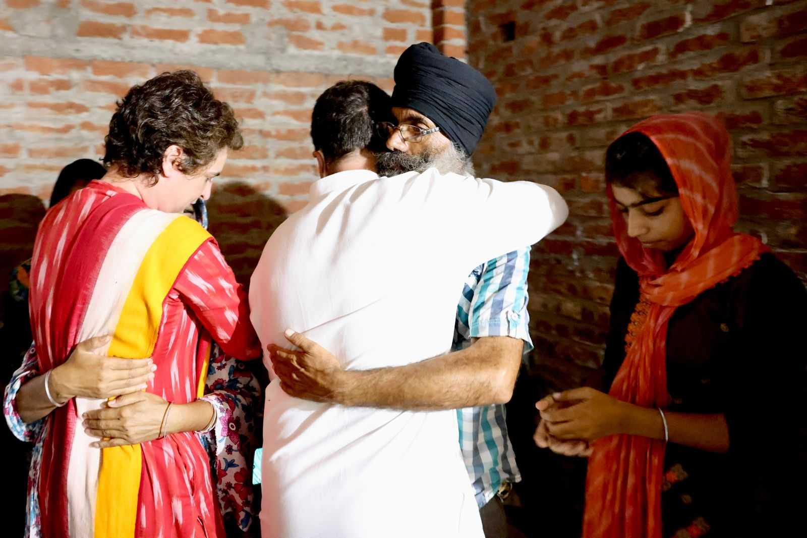 अखेर राहुल गांधी आणि प्रियंका यांनी पीडित कुटुंबीयांचं केलं सांत्वन