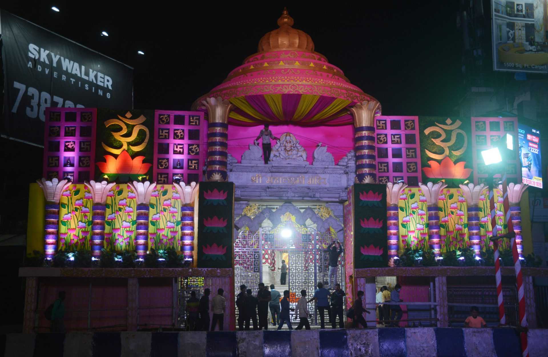 पोलीस आयुक्त अमिताभ गुप्ता यांच्या हस्ते महालक्ष्मी मंदिराच्या विद्युतरोषणाईचे उदघाटन