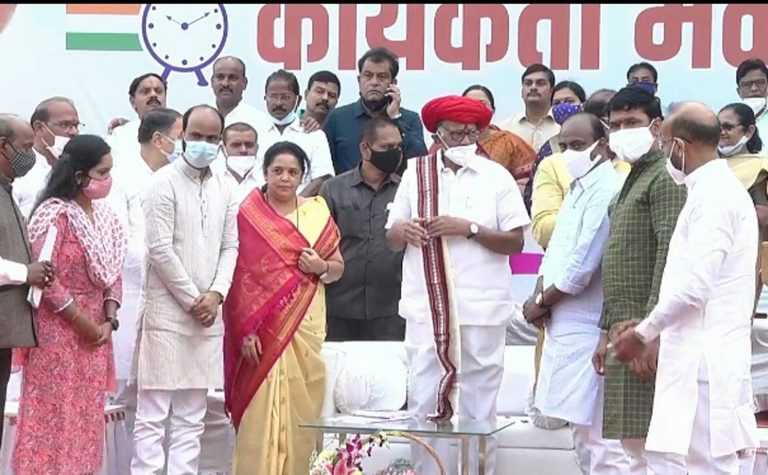 तेव्हा १० दिवस संसदेचं काम बंद पाडलं. आता जगात किमती कमी झाल्या तरी पेट्रोल डिझेलचे दर वाढविले – शरद पवारांचा हल्लाबोल