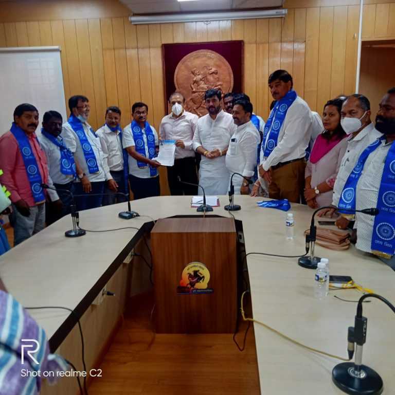 महापालिकेत कंत्राटी कर्मचाऱ्यांची आर्थिक पिळवणूक -आयुक्तांना रिपब्लिकनचा घेरावो