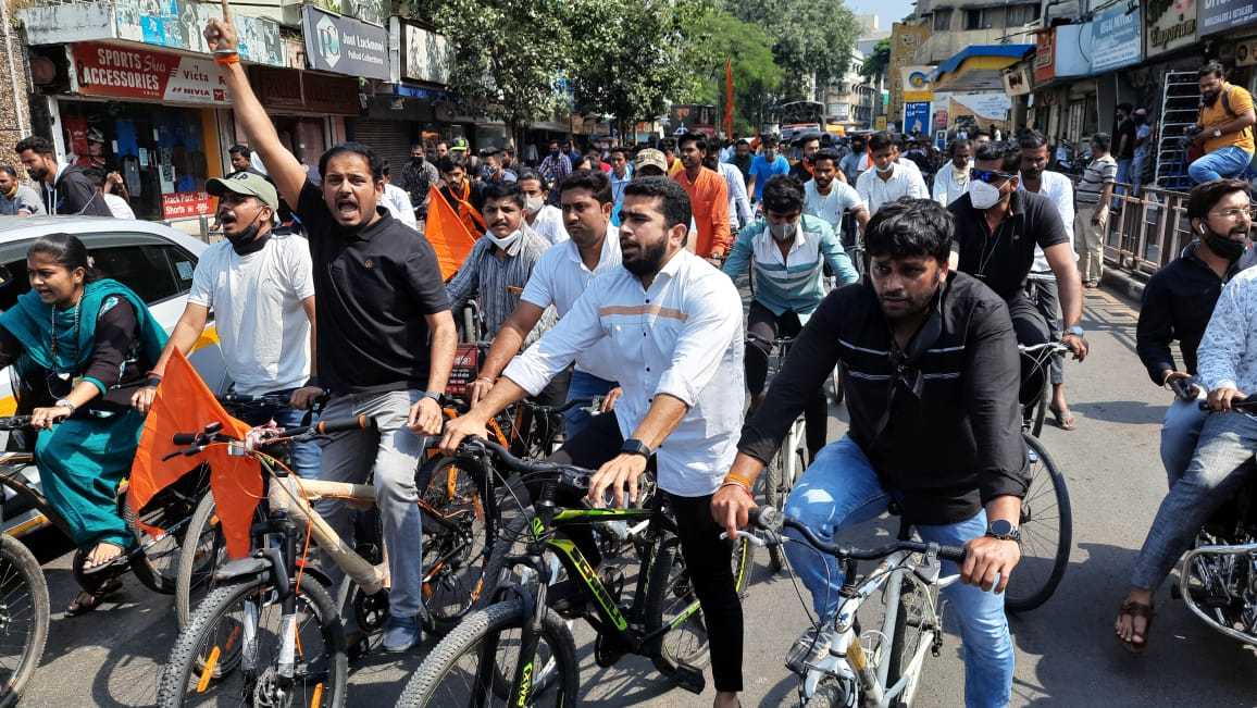 'हेच का अच्छे दिन ' विचारत ,इंधन दरवाढी निषेधार्थ युवासेनेची सायकल रॅली