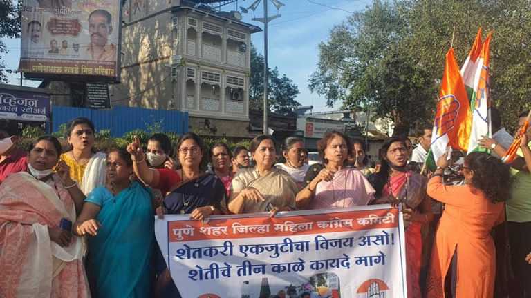 महिला काॅंग्रेस कमिटीच्या वतीने साखर वाटून जल्लोष