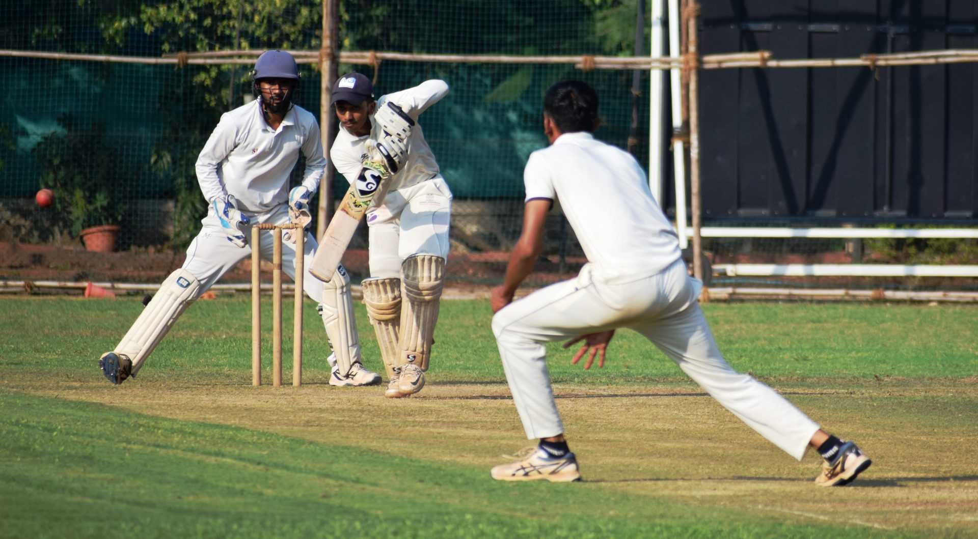 पीवायसी  फिल्ट्रम चॅलेंजर करंडक निमंत्रित 25 वर्षाखालील गटाच्या तीन दिवसीय क्रिकेट स्पर्धेत पहिल्या डावाच्या आघाडीच्या जोरावर मेट्रो क्रिकेट क्लब, डेक्कन जिमखाना संघाचे विजय
