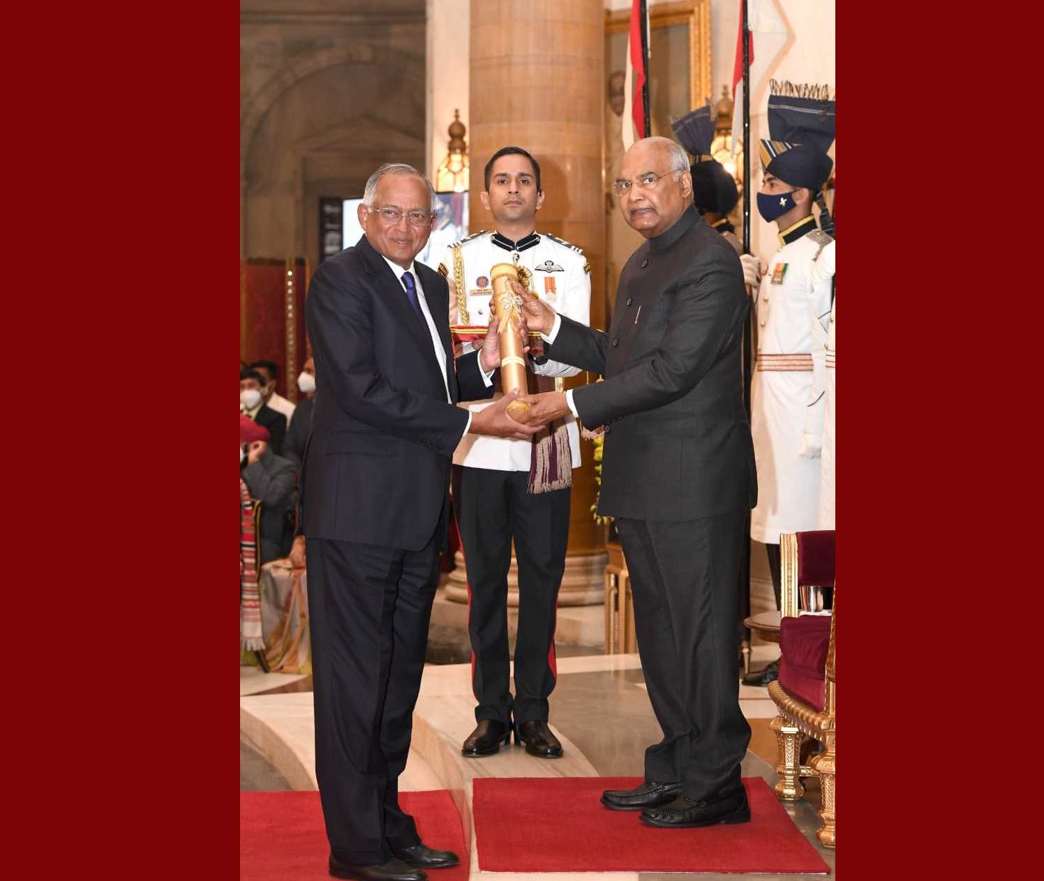 टीव्हीएस मोटर कंपनीचे अध्यक्ष  वेणू श्रीनिवासन व्यापार आणि उद्योग क्षेत्रातील त्यांच्या योगदानाबद्दल पद्म भूषण पुरस्काराने सन्मानित