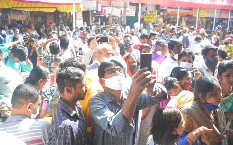 अंगारकीनिमित्त ‘दगडूशेठ’ गणपती मंदिराला गजलक्ष्मी महालाची पुष्पआरास -भाविकांची दर्शनासाठी पहाटेपासून गर्दी-पहा फोटो ..