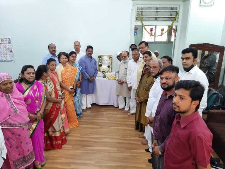 यशवंतराव चव्‍हाण यांच्या पुण्यतिथी दिनी  पुणे शहर जिल्हा काँग्रेस कमिटीतर्फे आदरांजली