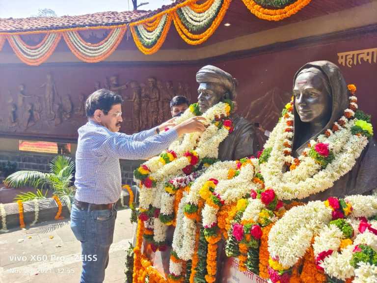 क्रांतीसुर्य महात्मा फुले यांच्या पुण्यतिथी निमित्त समाज कल्याण आयुक्त यांनी केले अभिवादन