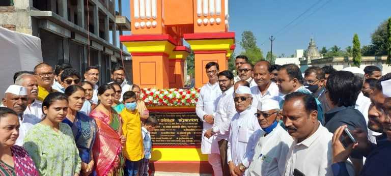 वडगाव आनंद येथे कळमजाईमाता प्रवेशद्वाराचे महसूलमंत्री बाळासाहेब थोरात यांच्या हस्ते लोकार्पण