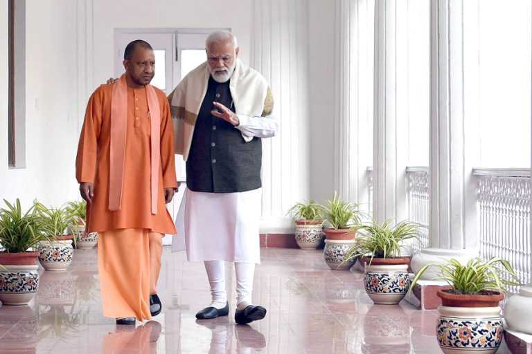 योगींच्या खांद्यावर हात ठेवून चालताना दिसले पंतप्रधान..नेमके काय सुचवायचे योगींना ?