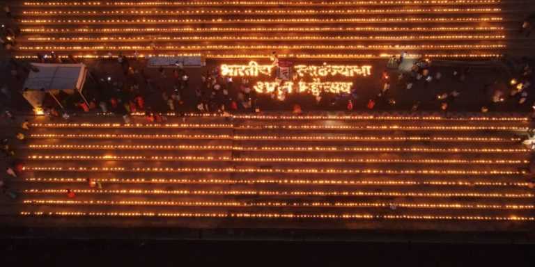 नयनरम्य दिव्यांनी उजळला कृष्णा नदीचा माई घाट पाणी पूजनाने झाली नदी उत्सवाची सांगता