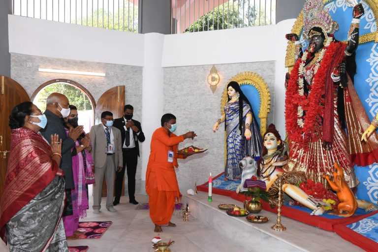 ढाका येथील ऐतिहासिक रामना काली मंदिर हे भारत आणि बांग्लादेशच्या लोकांमधील आध्यात्मिक आणि सांस्कृतिक बंधाचे प्रतीक आहे: राष्ट्रपती कोविंद