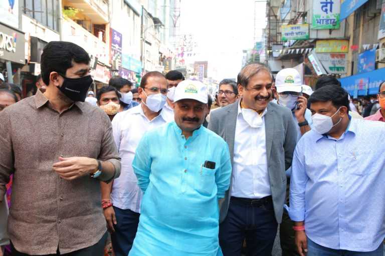 सुमारे ४०० मी लांबीचा रस्ता पूर्णतः वाहनासाठी बंद करून पादचारी दिन केला साजरा