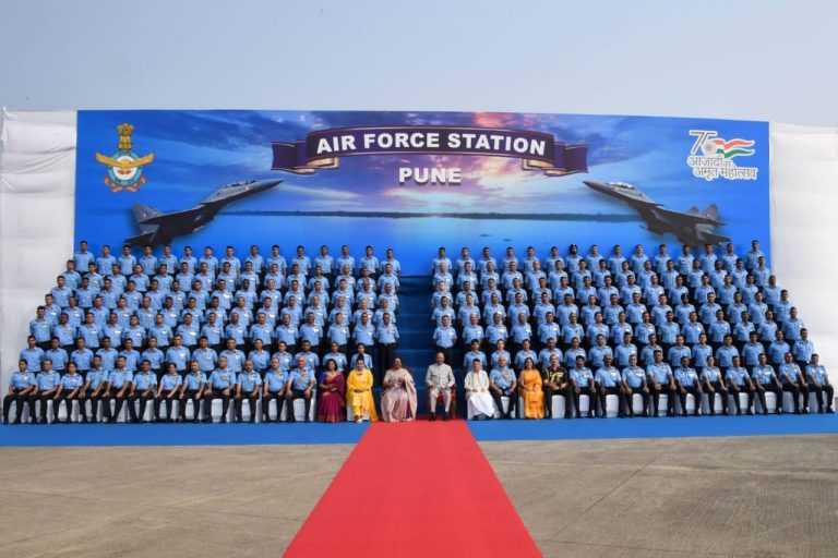 राष्ट्रपतींची हवाई दलाच्या पुणे तळाला भेट
