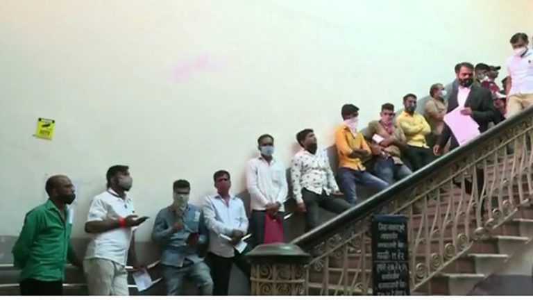 ८ लाख गाडी मालकांना ई-चलनाच्या नोटिसा दिल्यावर राष्ट्रीय लोक अदालतीत तुडुंब गर्दी