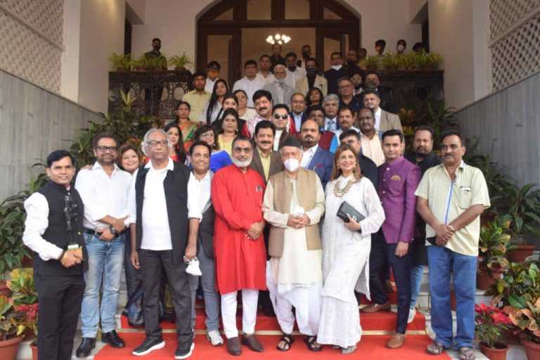 राज्यपालांच्या हस्ते सैन्य दलातील हुतात्म्यांच्या कुटुंबियांना धनादेश प्रदान