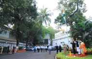 मुख्यमंत्र्यांच्या पत्नी रश्मी ठाकरेंनी राष्ट्रध्वजाचा अवमानकेल्याची मुंबई पोलिस आयुक्तांकडे तक्रार