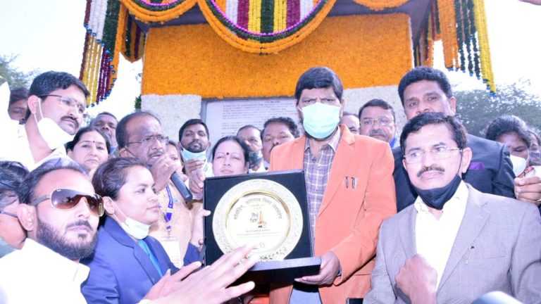 विजयस्तंभ परिसरातील शंभर एकर जागेत भव्य राष्ट्रीय स्मारक उभारावे : रामदास आठवले