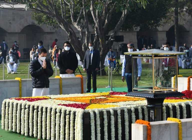 राष्ट्रपिता महात्मा गांधी यांना काँग्रेस नेते राहुल गांधी यांनी वाहिली श्रद्धांजली, म्हणाले- एका हिंदुत्ववादीने गांधींवर गोळ्या झाडल्या