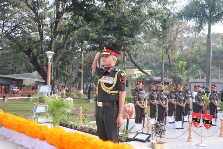 74 व्या लष्करदिनानिमित्त हुतात्म्यांना आदरांजली