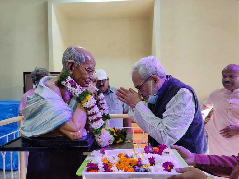 गांधी, स्वातंत्र्यलढा आणि संविधान ही त्रिमूर्ती –   डॉ.कुमार सप्तर्षी