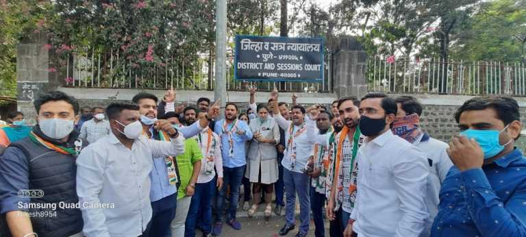 पुणे न्यायालयाच्या बाहेर “कालीचरण मुर्दाबाद” ची घोषणाबाजी