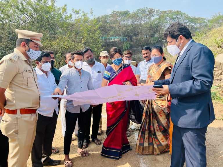 दिपाली धुमाळ यांच्या प्रयत्नातून साकारल्या जाणाऱ्या मियावाकी गार्डनचे व मुख्य प्रवेशद्वारचे खा. वंदना चव्हाणांनी केले भूमिपूजन