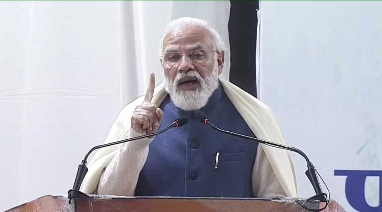 पंतप्रधान नरेंद्र मोदी यांनी इफकोने उभारलेल्या जगातील पहिल्या नॅनो युरिया प्लांटचे उद्घाटन केले 