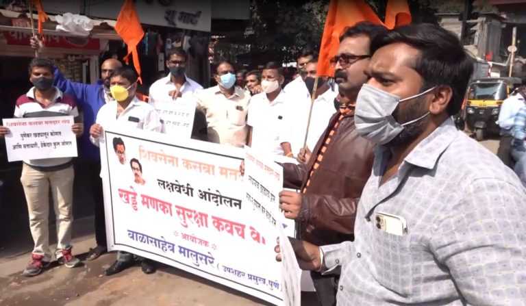 भाजपाच्या खड्ड्यांनी हैराण होणाऱ्यांना सेनेच्या विम्याचा आधार