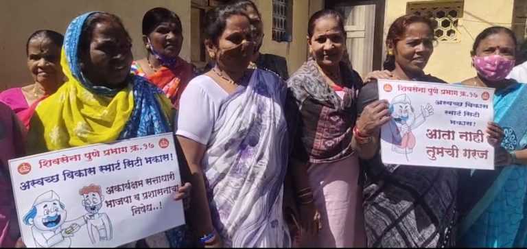 अरारा… कसले नगरसेवक अन कसले अधिकारी.. शौचालये धड ठेवता येईनात , सेनेचे आंदोलन ..