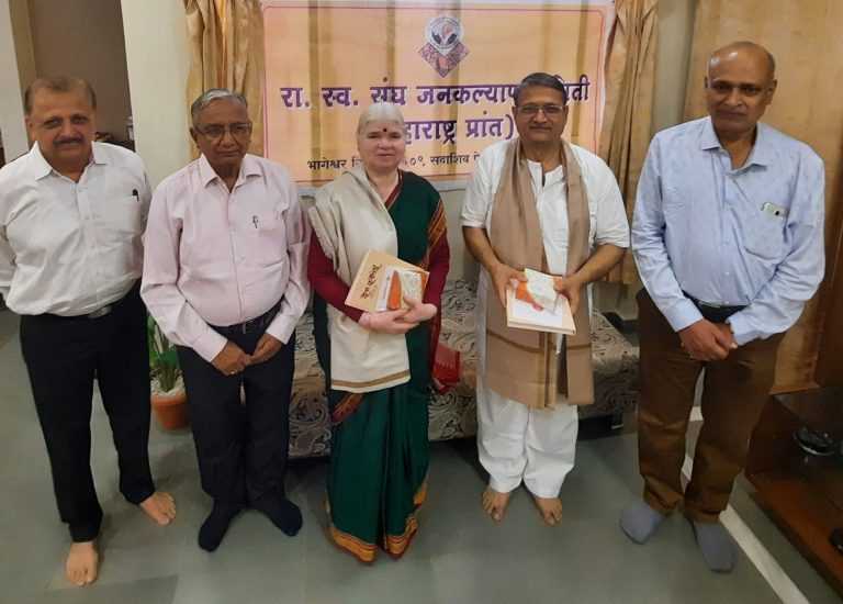 डॉ. वाचासुंदर, पुष्पाताई नडे कृतज्ञता पुरस्काराने सन्मानित.