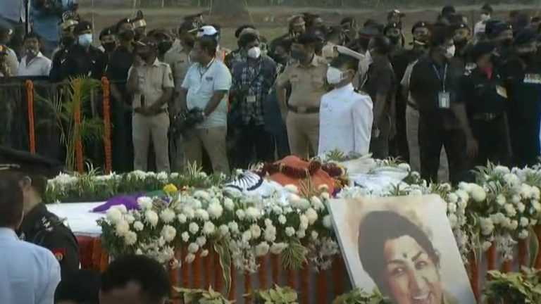 लतादीदींच पार्थिव शिवाजी पार्कवर दाखल, मुख्यमंत्र्यांसह अनेक मान्यवर उपस्थित, थोड्याच वेळात शासकीय इतमामात अंत्यसंस्कार