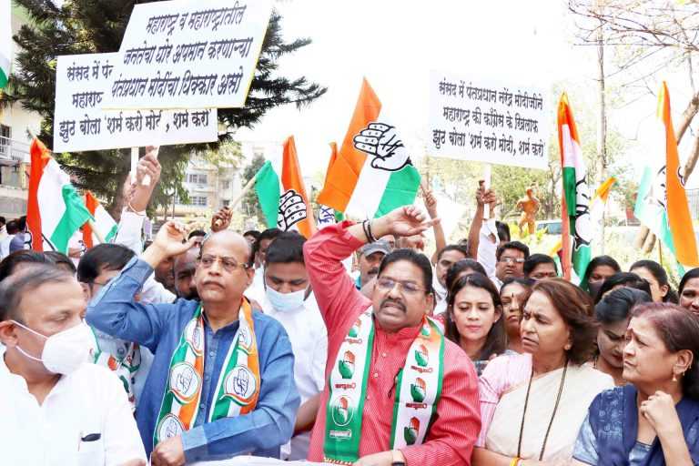 खासदार गिरीष बापट यांच्या घरासमोर कॉंग्रेसचे  ‘मोदी माफी मांगो आंदोलन’
