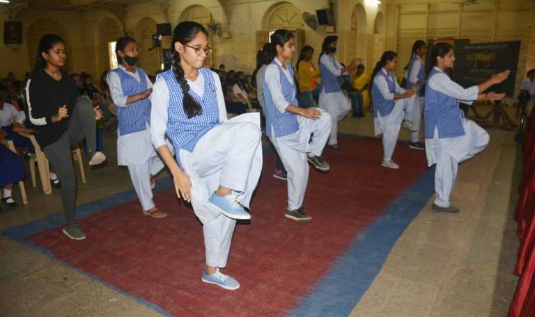 हुजूरपागेतील विद्यार्थीनीना स्वसंरक्षणाचे धडे