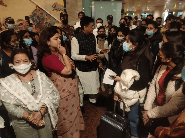 युक्रेनमध्ये अडकलेले २१९ विद्यार्थी मुंबईत सुखरूप परतले;  पुणे, यवतमाळ, नागपूर, मुंबई अशा विविध भागातील विद्यार्थ्यांचा समावेश