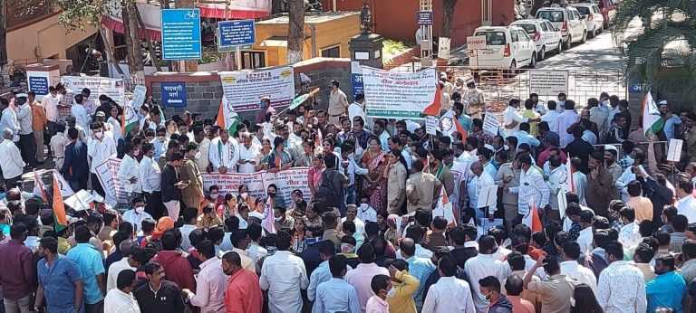 PMPML कर्मचाऱ्यांच्या वेतन वाढीसाठी राष्ट्रवादीचे महापालिकेसमोर आंदोलन