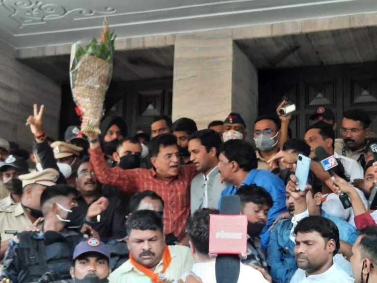 महापालिकेत धुडगूस: भाजपच्या शहर अध्यक्षांसह 300 कार्यकर्त्यांवर गुन्हे दाखल, मनपा पदाधिकाऱ्यांची नावे नाहीत.काही नगरसेवकांचीच नावे.