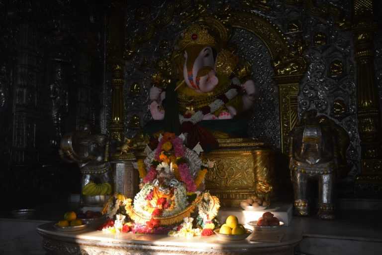 दगडूशेठ गणराजाला सूर्यकिरणांचा अभिषेक
