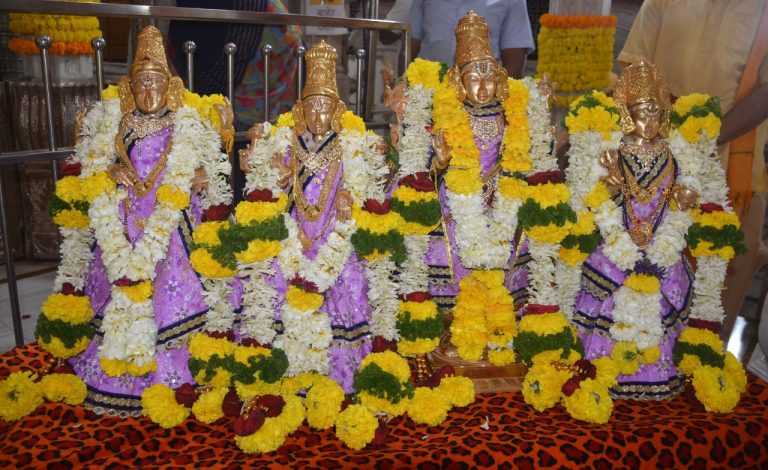महालक्ष्मी मंदिरातील उत्सव मूर्तींची धान्यतुला व सोने-चांदी पुष्पअर्पण