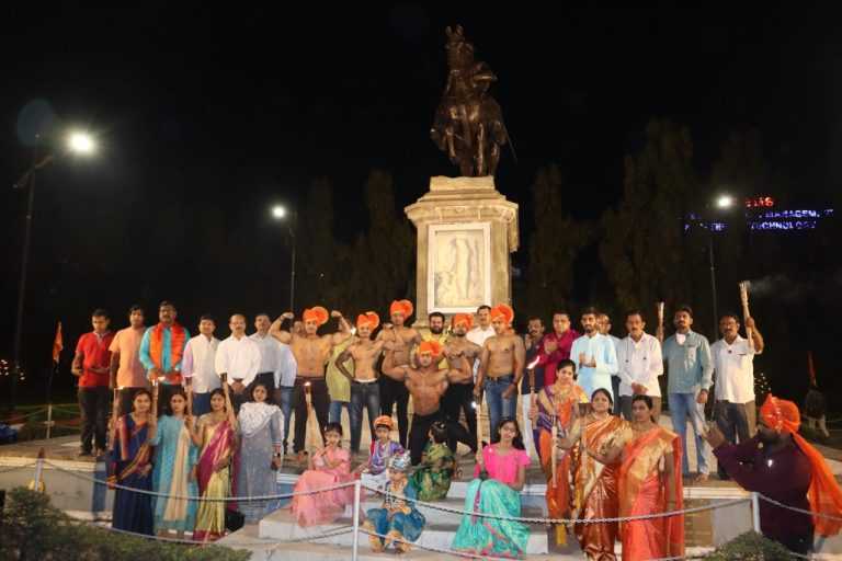 बॉडी बिल्डर्सची शिवरायांना मानवंदना व महिलांचा मशाल उत्सव…