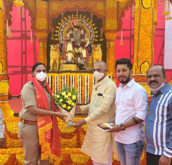 रायगडावरील मेघडंबरीच्या फुलांच्या प्रतिकृतीमध्ये शिवरायांच्या मूर्तीचे पूजन