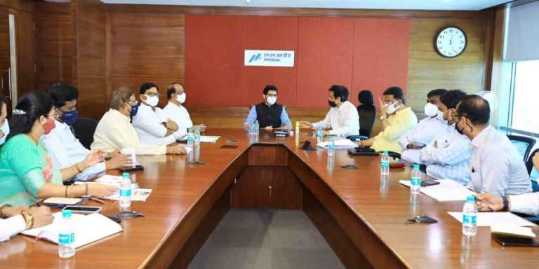 मुंबईतील विविध विकासकामांचा पर्यावरण मंत्री आदित्य ठाकरे यांनी घेतला आढावा