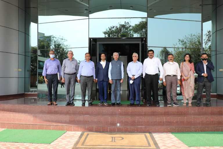 उद्योग मंत्री सुभाष देसाई यांनी दिली सिरम इन्स्टिट्यूटला भेट