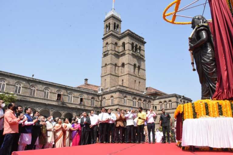 सावित्रीमाई फुले यांच्या पूर्णाकृती पुतळ्याचे अनावरण