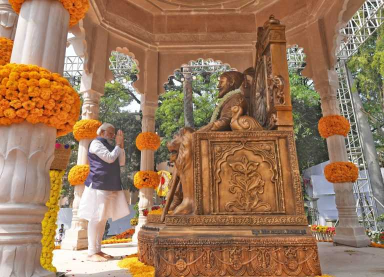 छत्रपती शिवाजी महाराजांच्या पुतळ्याचे प्रधानमंत्री नरेंद्र मोदी यांच्या हस्ते अनावरण