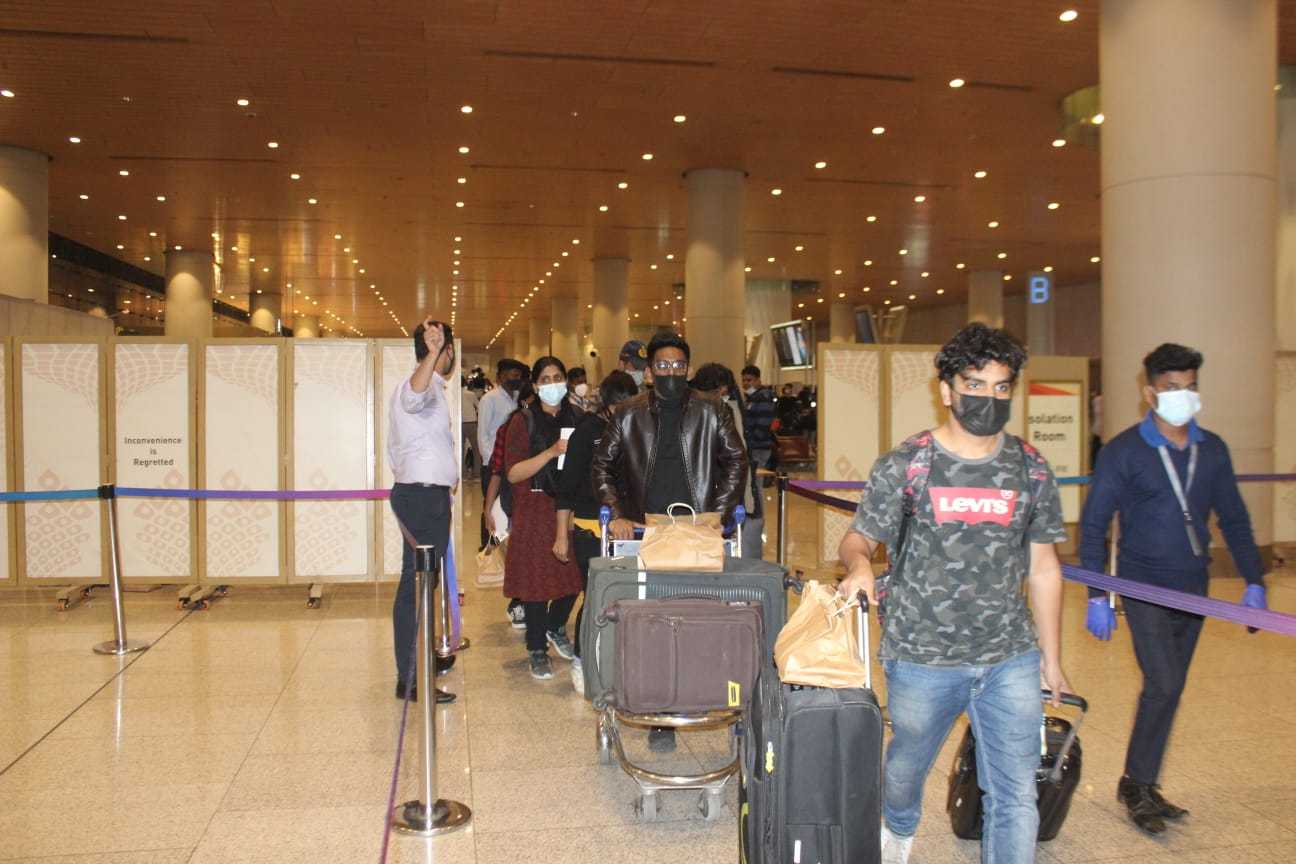 एअर इंडिया एक्सप्रेसच्या दोन विशेष विमानांतून बुखारेस्ट आणि बुडापेस्ट येथून 369 भारतीय नागरीक मुंबई येथे दाखल